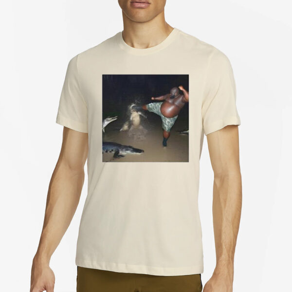 Man Kick Alligator In Swamp T-Shirt4